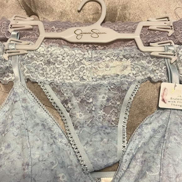 Jessica Simpson brand three-piece set, bralette and two lace thongs - Picture 2 of 11